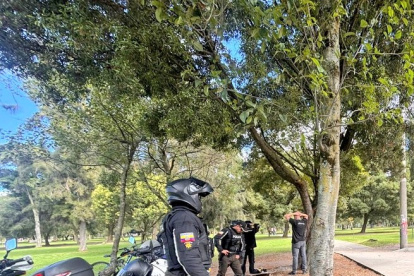 Durante un patrullaje de rutina de la Policía Nacional encontró a dos personas que escondían sustancias sujetas a fiscalización.
