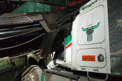 El brazo de grúa sobre el cabezal de la plataforma. El accidente ocurrió en el interior de un puerto de Guayaquil.