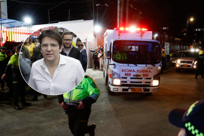 Policías custodian la ambulancia en la que es trasladado el senador Miguel Uribe Turbay, este sábado, en Bogotá (Colombia).
