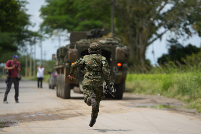 Un integrante de las Fuerzas Armadas vigila el área donde ocurrió una explosión este martes en el caserío de Guachinte, que forma parte del municipio de Jamundí (Colombia).