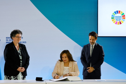 La presidenta Dina Boluarte, firma el Tratado BBNJ, el acuerdo bajo la Convención de las Naciones Unidas sobre el Derecho del Mar, en la ciudad de Niza