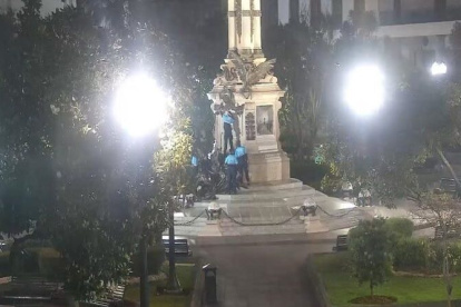 El hombre intentó sustraer piezas del Monumento a la Independencia.