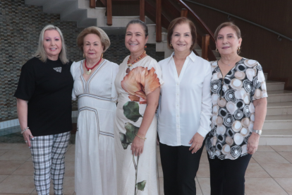 Juana de Roldán, Patricia de Dossman, Anita Duque, Amira de Bucaram y Silvia Bibliowicz.