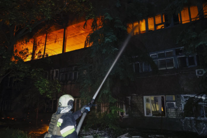 Los bomberos trabajan en el lugar de un ataque con drones en Járkov, en el noreste de Ucrania, el 11 de junio de 2025.