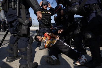Un manifestante es arrestado durante las protestas provocadas por las redadas migratorias en Los Ángeles, California, EE. UU.