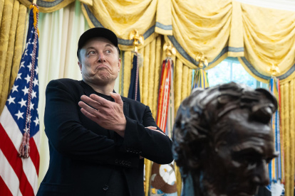 Elon Musk reacciona durante una conferencia de prensa con el presidente estadounidense Trump en la Oficina Oval de la Casa Blanca en Washington, DC, EE. UU., el 30 de mayo de 2025.