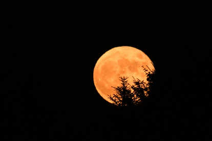 La Luna de Fresa podrá observarse en todo Ecuador la noche del 11 de junio, si el clima lo permite.
