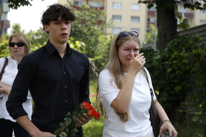 Estudiantes llegan para rendir homenaje a las víctimas del tiroteo escolar en Graz, Austria, el 11 de junio de 2025.