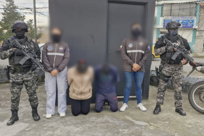 Detienen a dos miembros de Los Lobos por extorsiones en El Oro desde Quito.