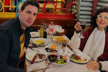 Juan Carlos Aizprúa con su mamá en Buenos Aires