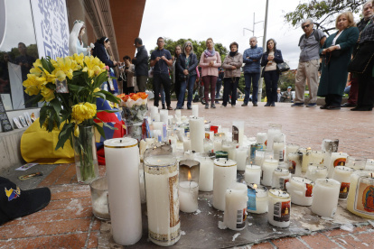 Personas observan un altar en honor al senador y precandidato presidencial Miguel Uribe Turbay, este miércoles en una de las entradas de la Fundación Santa Fe de Bogotá (Colombia).
