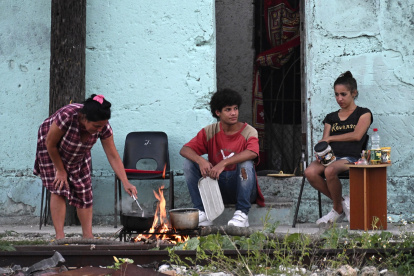 Una familia en La Habana prepara sus alimentos con madera recogida.