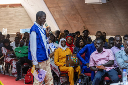 Senegaleses seleccionados para un programa de migración circular a España asisten a una sesión informativa del personal de la Organización Internacional para las Migraciones (OIM) en Dakar, Senegal, el 27 de mayo de 2025