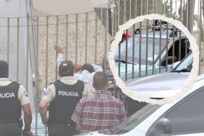 El sicario ingresó con un ramo de flores al cementerio, ubicado en el norte de Guayaquil. Las víctimas estaban en un carro.