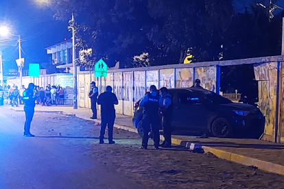Carro donde iban las víctimas se estrelló contra la pared de la unidad educativa en La Libertad, provincia de Santa Elena.