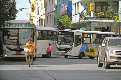 Conductores de buses en Guayaquil piden que el pasaje se incremente a 40 centavos.