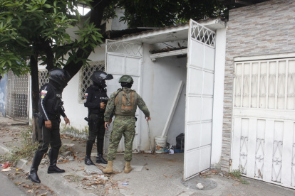 Intervención. En un inmueble de Las Orquídeas, en el norte de Guayaquil, policías y militares encontraron ayer un arsenal de material explosivo.