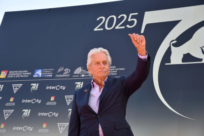 El actor y productor estadounidense Michael Douglas en su llegada a la gala 71 del Festival de Cine Taormina en Italia.