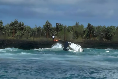 La embarcación Unión II hundida en la costa de la isla Santa Cruz, sin derrame de hidrocarburos.