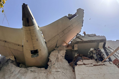 La parte trasera de un avión de Air India después de que se estrellara en una zona residencial cerca del aeropuerto de Ahmedabad.