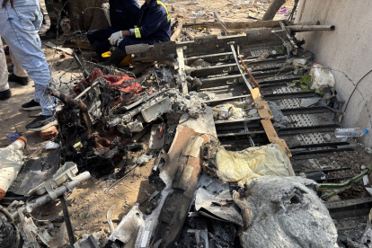 Los restos del avión siniestrado en la India.