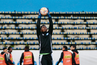 Pedro Ortiz, portero del Emelec, realiza un calentamiento en el estadio Olímpico Atahualp de Quito.