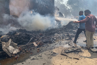 Los bomberos trabajan en el lugar donde se estrelló el vuelo 171 de Air India en una zona residencial cerca del aeropuerto de Ahmedabad, este jueves 12 de junio de 2025.