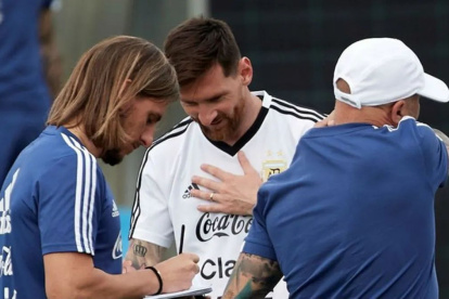 Sebastián Beccace (i) habría dado indicaciones a Lionel Messi y no fueron bien tomadas en la selección de Argentina