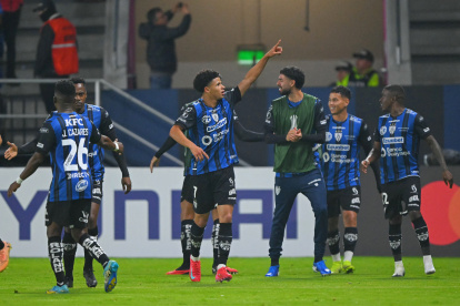 Jugadores de Independiente del Valle durante el partido de la fase de grupos de la Copa Libertadores con Barcelona SC en el estadio Banco Guayaquil de Quito.