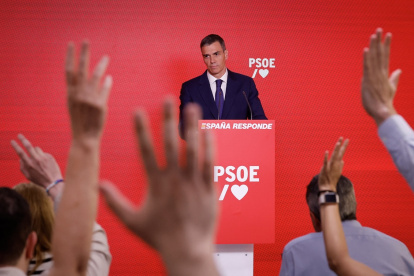 El primer ministro de España y líder del gobernante Partido Socialista Obrero Español (PSOE), Pedro Sánchez, responde preguntas de los periodistas, el 12 de junio de 2025.