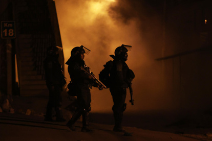 Integrantes de la Policía Boliviana y simpatizantes del expresidente Evo Morales se enfrentan durante una protesta este miércoles, en Vinto (Bolivia).