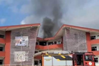 Incendio en el Colegio María Angélica Idrobo de Quito fue controlado por el Cuerpo de Bomberos.