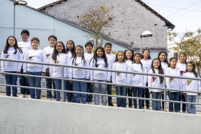 Los pequeños cantante del Coro Infantil fueron los que ilustraron y escribieron microrelatos para lo pasillos.