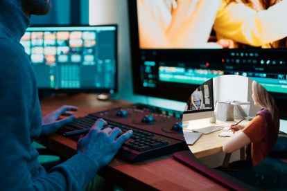 Sora transforma descripciones en vídeos cortos, ofreciendo una nueva forma de crear contenido desde el teléfono