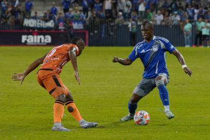 El volante Josué Palma (d) sumó minutos en la Explosión Azul del pasado sábado 7 de junio.