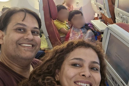 La familia Joshi-Vyas sonríe en su última fotografía minutos antes del despegue del vuelo AI171 de Air India.