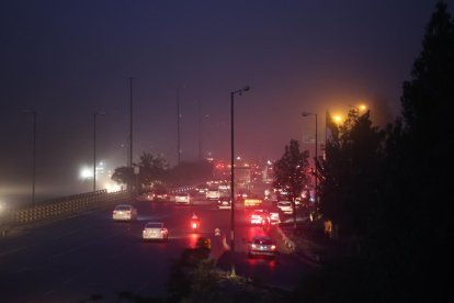 El humo se eleva desde un incendio tras un ataque israelí en Teherán, Irán.