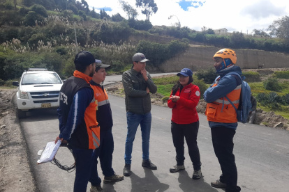 Organismos de primera respuesta junto a la comunidad recorrieron el lugar donde se registra la fractura del suelo.
