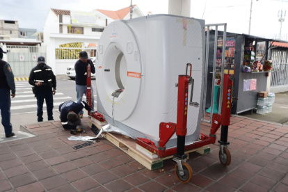 El tomógrafo fue instalado en el hospital del IESS, en presencia de las autoridades.