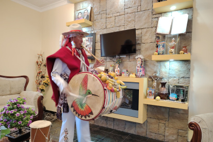Cada año Gustavo Segovia se equipa con su tradicional atuendo, al que acompaña con una flauta de madera y su tambor de más de tres décadas.