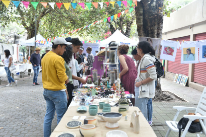 La Mariscal se activa cada domingo con feria de emprendimientos, artistas y muchos atractivos.