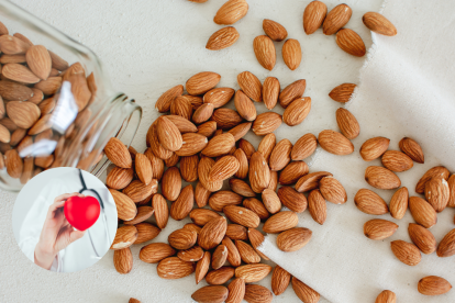 Un puñado al día es ideal: las almendras son nutritivas, pero su consumo excesivo puede afectar la salud.