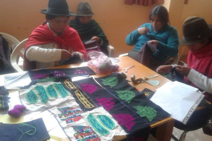 Las mujeres de Simiatug bordan con lanas de borregos que ellas mismas crían.