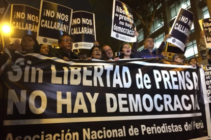 Los periodistas peruanos reclaman por mejores condiciones para el oficio.