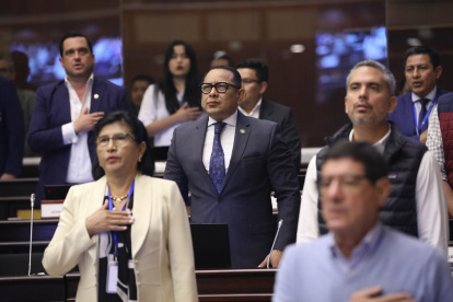 Ronal González (centro) fue sancionado por usar un megáfono en el hall de la Asamblea.