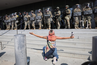 Una manifestante increpa a miembros de la Guardia Nacional de California, frente al edificio federal Edward R. Roybal, en Los Ángeles (CA, EE.UU.).