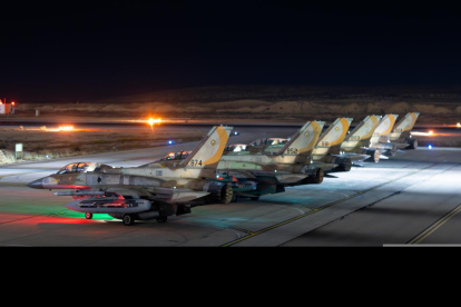 Fotografía cedida por las Fuerzas de Defensa de Israel donde se observan los aviones usados en los ataques del Ejército israelí contra Irán este viernes, en Jerusalén.