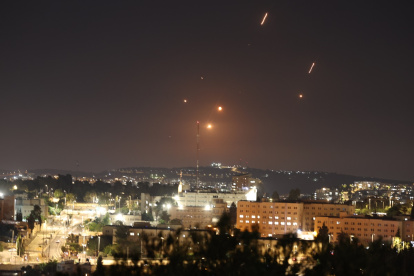Misiles lanzados desde Irán sobre Jerusalén, este viernes. El ejército israelí ha identificado misiles lanzados desde Irán hacia territorio israelí, como respuesta a los bombardeos israelíes de toda la jornada.