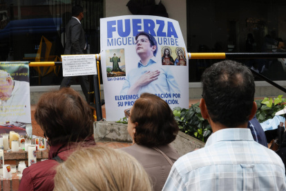 Personas rezan frente a la clínica Fundación Santa Fe por la recuperación del senador y precandidato presidencial colombiano Miguel Uribe Turbay, en Bogotá (Colombia).