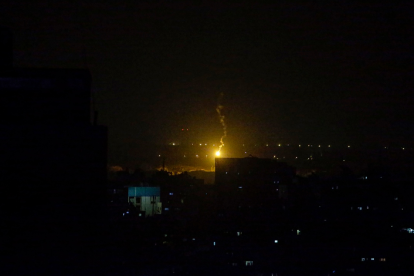 Misiles iraníes pasan por el espacio aéreo de la Franja de Gaza antes de alcanzar objetivos dentro de Israel, el 13 de junio de 2025.